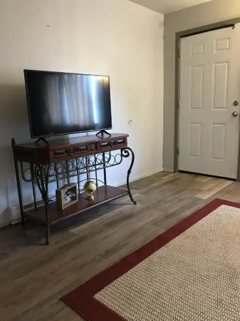 Cozy 1 bedroom apartment ideal for long or short stays! Pet friendly w/side yard