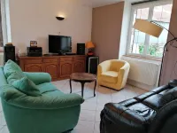 Former hamlet school, house with 500m2 enclosed grounds and swimming pool. Hotels in Saint-Cyr-les-Colons