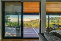 Dreamy Hilltop View: Roseburg Retreat w/ Hot Tub! - 4つ星