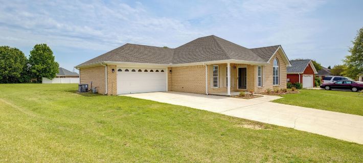 Patio & Spacious Yard: Home in Athens Hotels in Limestone County