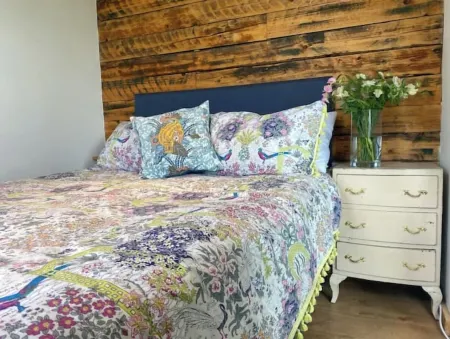 Modern cabin with stunning views & private hot tub