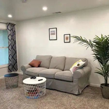 2 Bed Near Doctors Hospital: Beautiful, Sunny, New
