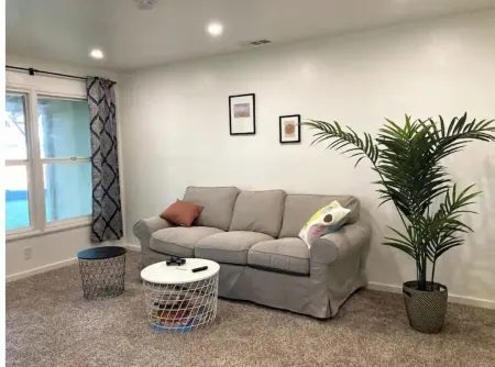 2 Bed Near Doctors Hospital: Beautiful, Sunny, New