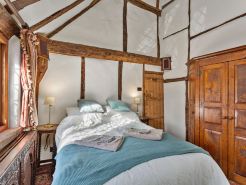 Cottage in Crawley Down with Hot Tub & Tennis