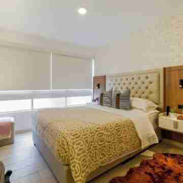Your Malecon Haven: Air C , Heat & Nearby Eats. Rooms