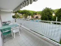 Welcoming Flat with Pool View Balcony - شقق
