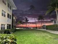 1st Floor 3 BR Ocean View condo sleeps 6. Walking distance to shops/restaurants!