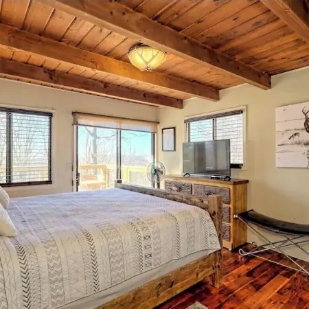 Mountain View Home • Hot Tub, Game Room, Fire Pit, Pizza Oven