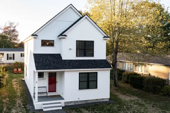 Coastal Spring Retreat• 5 Min to Beach • Dog Friendly • Gas Firepit • Coffee Bar