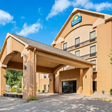 Days Inn & Suites by Wyndham Cedar Rapids