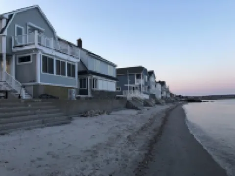 PRIVATE BEACH: BEACHFRONTS & BALCONIES @ NIANTIC W/ 6 QUEENS Hotels in Niantic