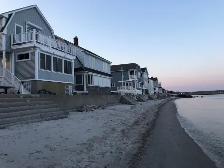 PRIVATE BEACH: BEACHFRONTS & BALCONIES @ NIANTIC W/ 6 QUEENS