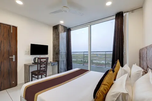Mauryan Signature Hotel with Airport View - 2-Star