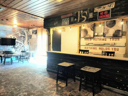 Rustic private aptbar Eau Gallie Downtown & 5 minutes to Melbourne Beach.