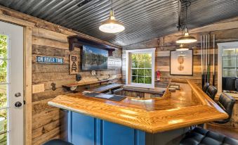 Rustic River Retreat • Hot Tub • Arcade • Beach