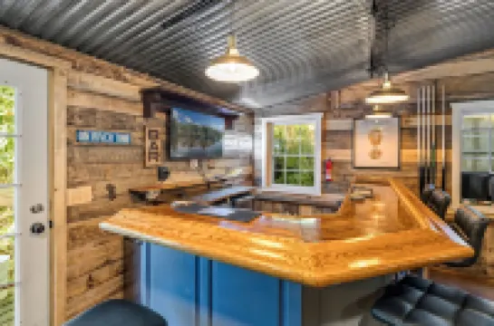 Rustic River Retreat • Hot Tub • Arcade • Beach