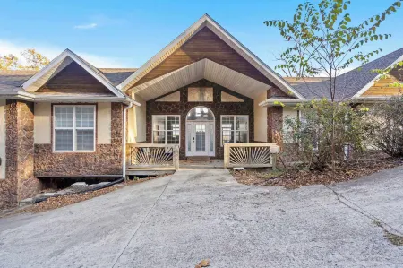 The Greenview Manor - Lake Views