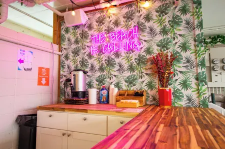 Waikiki Beachside Hostel Отели рядом с достопримечательностью «Кугайо Бич Парк»