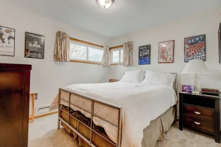 Near Providence Hospital - Sunny and Comfy Tabor 2 Bedrooms - 1100 Sq Ft! Отели рядом с достопримечательностью «Mount Tabor Park»