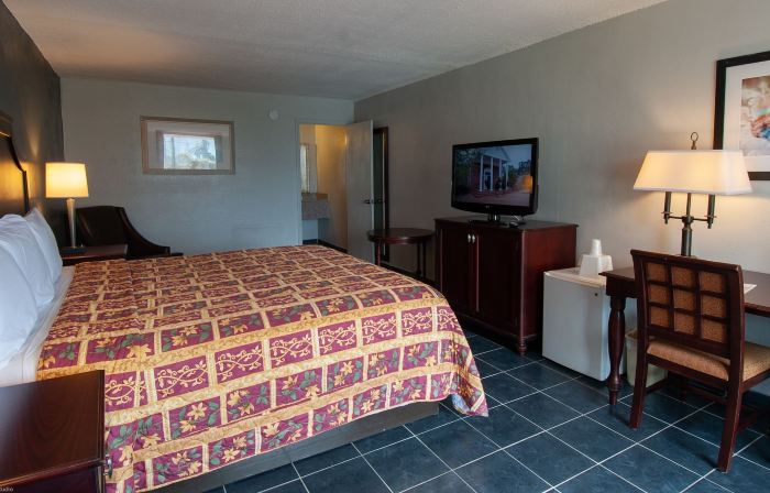 Express Inn & Suites - 5 Miles from St Petersburg Clearwater Airport
