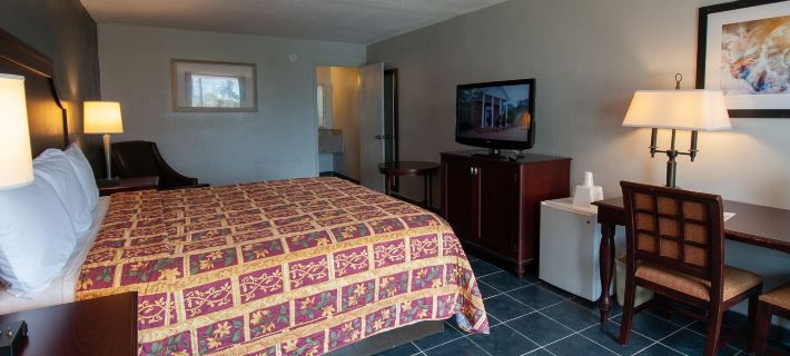 Express Inn & Suites - 5 Miles from St Petersburg Clearwater Airport Hotels in Pinellas Park