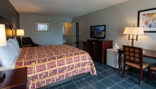 Express Inn & Suites - 5 Miles from St Petersburg Clearwater Airport Hotels in Pinellas Park