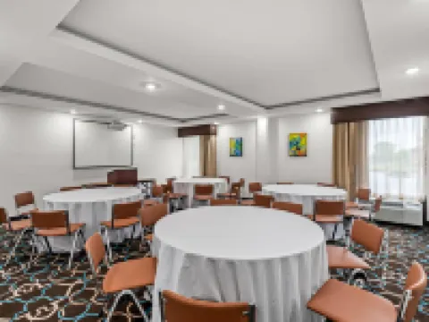 โรงแรมคองคอร์ด ซีราคิวส์, แอน แอสเซนด์ คอลเลกชัน โรงแรม โรงแรมในDe Witt