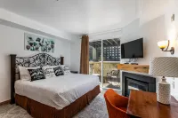 Resort property, corner one bedroom, pool, steps to skiing and golf, enjoy SV413B/C - 2 étoiles