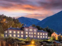 Slottet Apartments Hotels in Odda