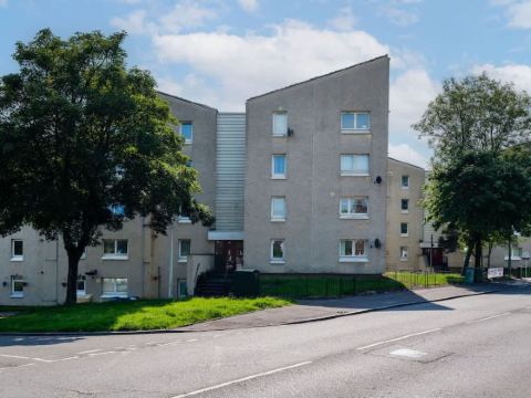 2 Bedroom Flat - Free Parking- by Holiday Homes