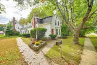 1 Mi to Main St Fryeburg: Historic Family Home Hotel di Fryeburg