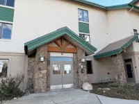 Modern Mountain Retreat - Ski-in-Out - Heated Pool and Hot Tub