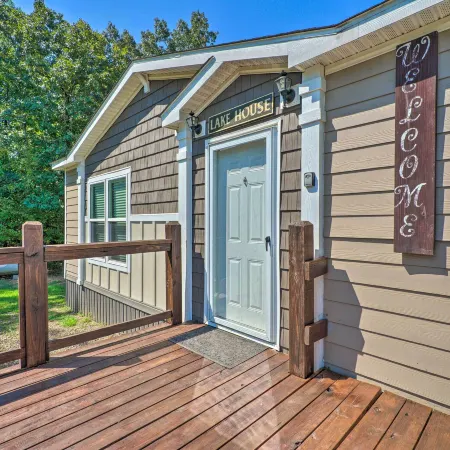Pet-Friendly Home w/ Deck in Broken Bow!