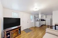 1BR Sunlit Retreat w/ Patio - Near Golf & Parks - 2 estrellas