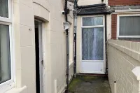Seaside - House - Sleeps 10 - Parking - Garden - Holiday bungalows