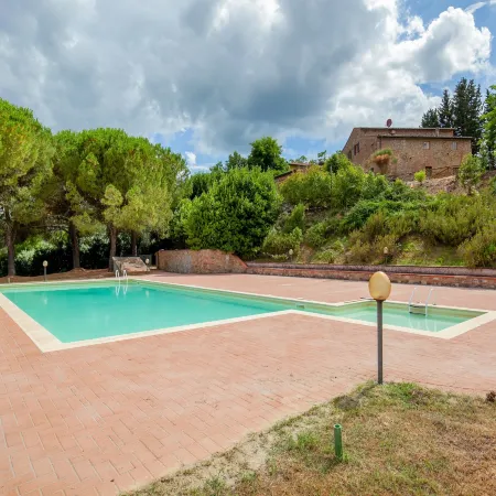 Spacious Tuscany Retreat