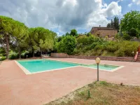 Spacious Tuscany Retreat