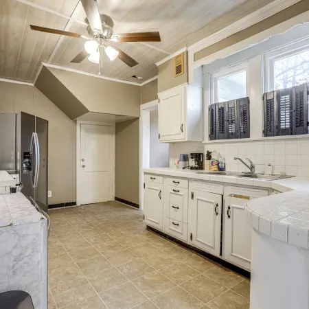 Near University Ave! Pet-friendly 3BR w/ Foosball!