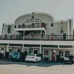 Fall River Hotel and Grazerz Restaurant - 2-Star