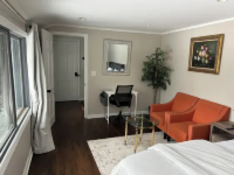 2Br, 2 King Beds, 1 BA, and Kitchenette in Lakeside Home in Greenwich. Hotels in Greenwich