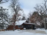 Three Bear Hideaway - Spacious 2 bed + Loft cabin in relaxing, convenient spot!