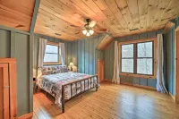 Decks & Mountain Views: Waynesville Getaway! - parking