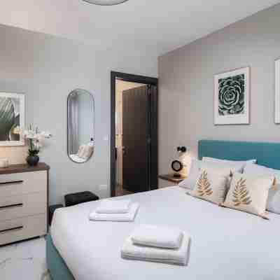 Sunlit Top Floor 2BR APT Big Terrace Rooms