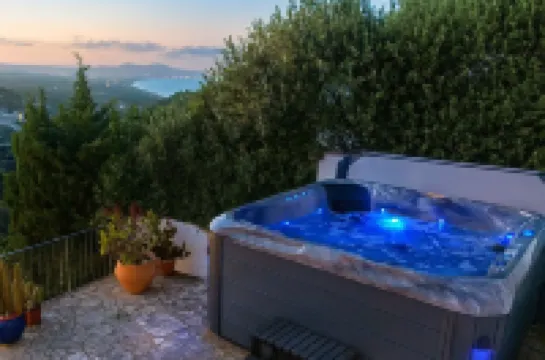 Beautiful 3-Bedroom Villa in Begur – SA Riera, Sea View & Jacuzzi