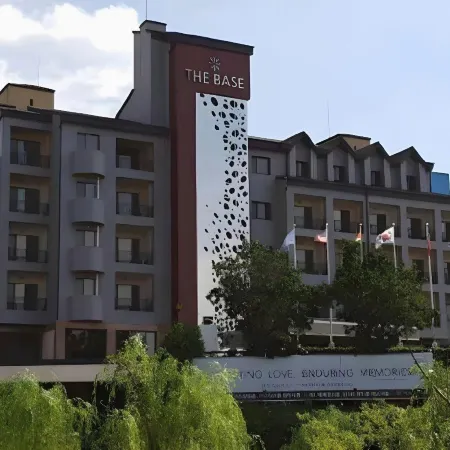 Hotel the Base