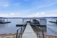 Lakefront Log Cabin With Private Dock, Two Decks & Cozy Comfort at 35mm in Sunrise Beach - Интернет