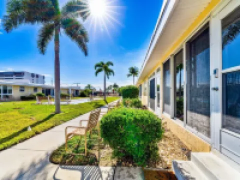 Steps to Siesta Key BEACH!  Pool, Tennis Court, Shuffle Board, Basketball! Hotéis em Siesta Key