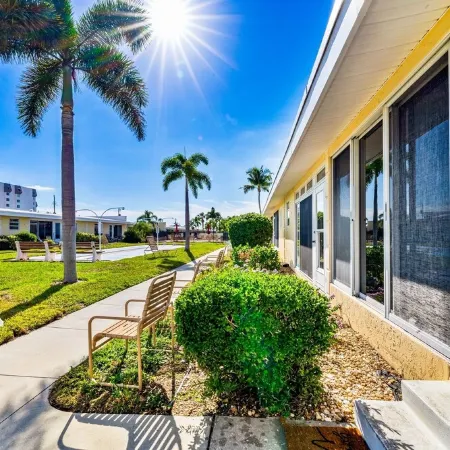 Steps to Siesta Key Beach! Pool, Tennis Court, Shuffle Board, Pickle Ball!