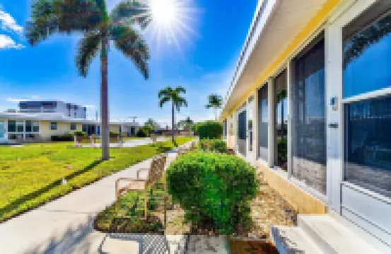 Steps to Siesta Key BEACH!  Pool, Tennis Court, Shuffle Board, Basketball!