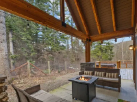 New Hot Tub - 3 Bedroom - 3.5 Bath - Bedrooms Have Private Bathrooms - Fire Pit Hotels in Ronald